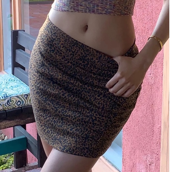 Urban Outfitters Kinsley  Ruched Pull-On Mini Skirt Size S - Picture 2 of 4